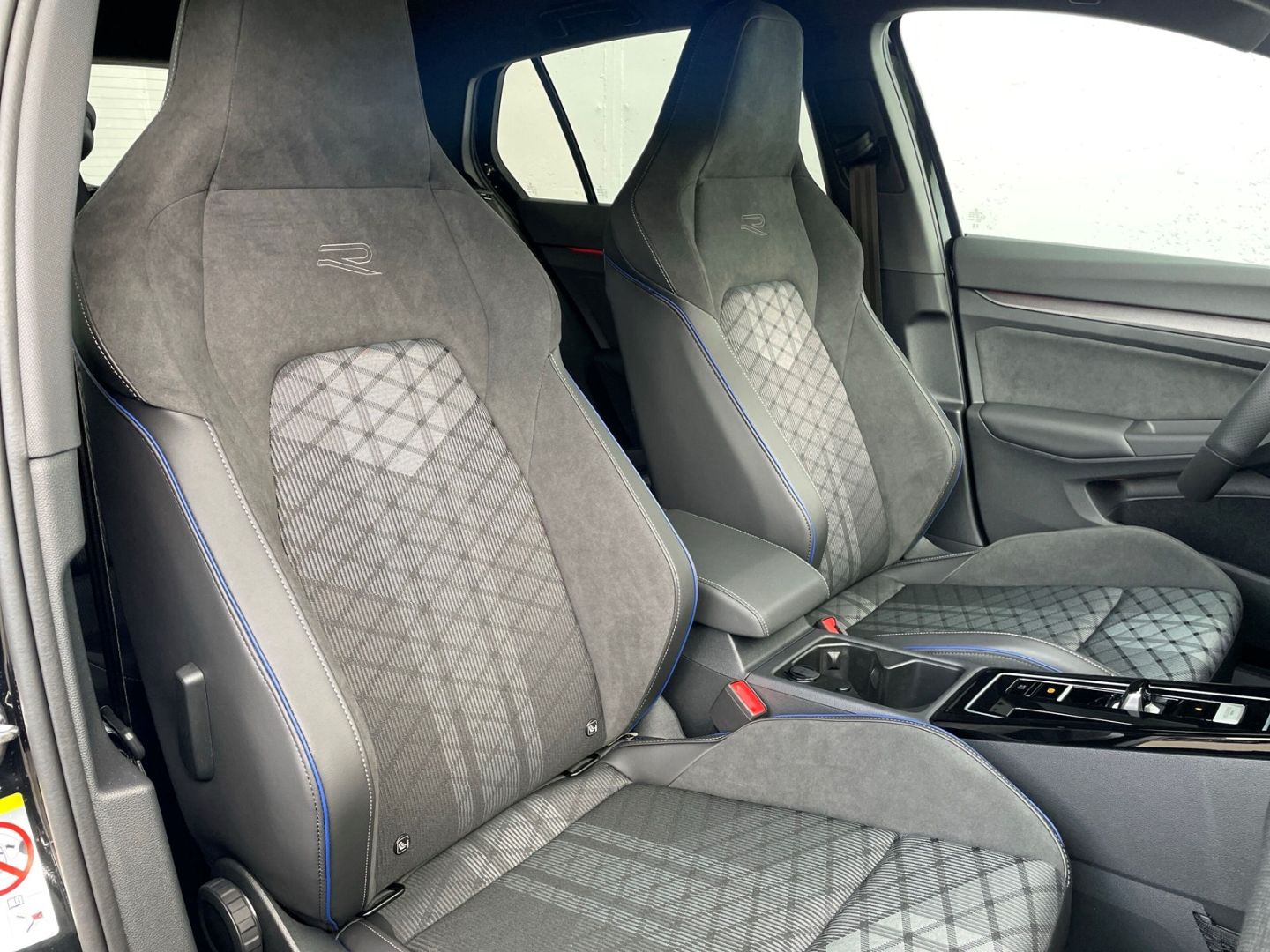 Golf VIII 1.5 eTSI DSG R-Line HUD/AHK/Kamera/ACC