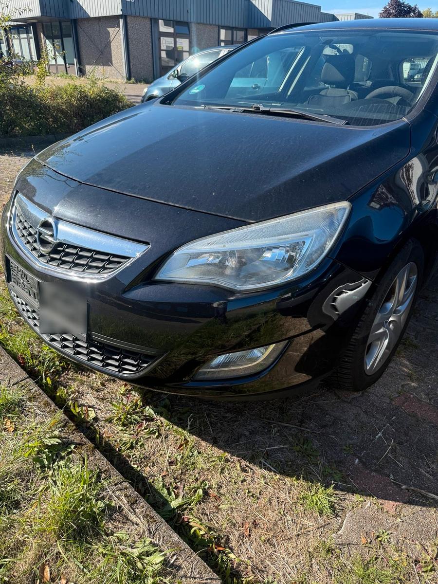 Opel Astra 2010 — вигляд ззаду
