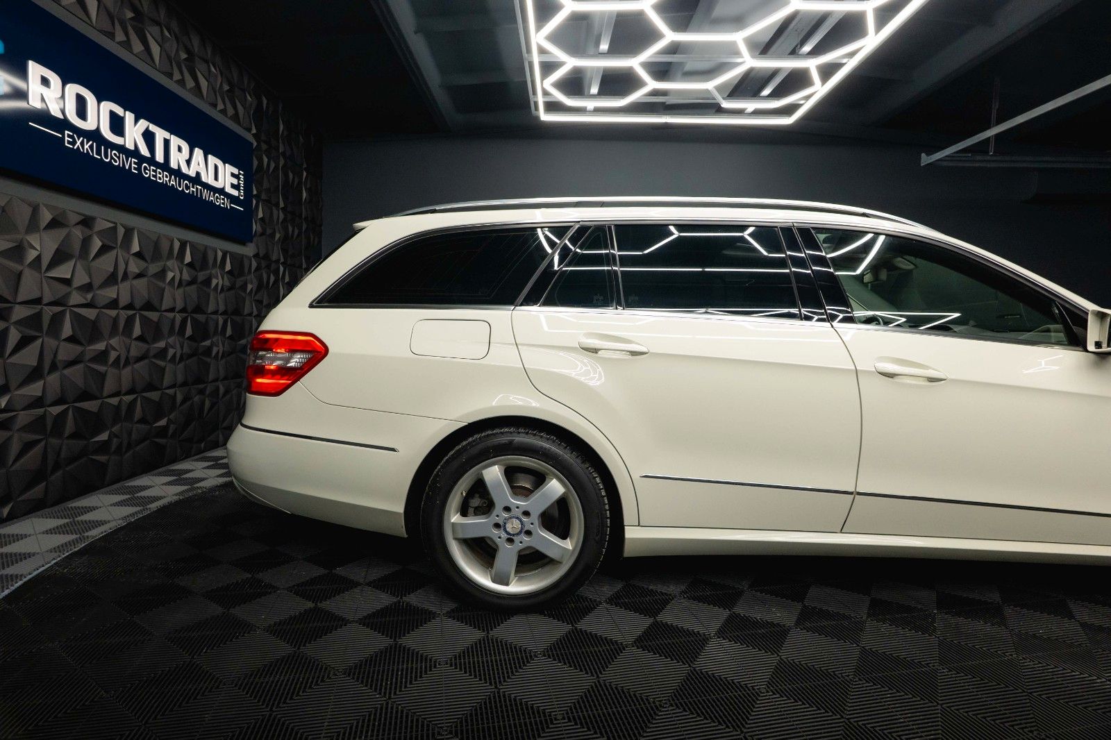 Fahrzeugabbildung Mercedes-Benz E 220 T CDI BlueEfficiency Avantgarde *Bi-Xenon*