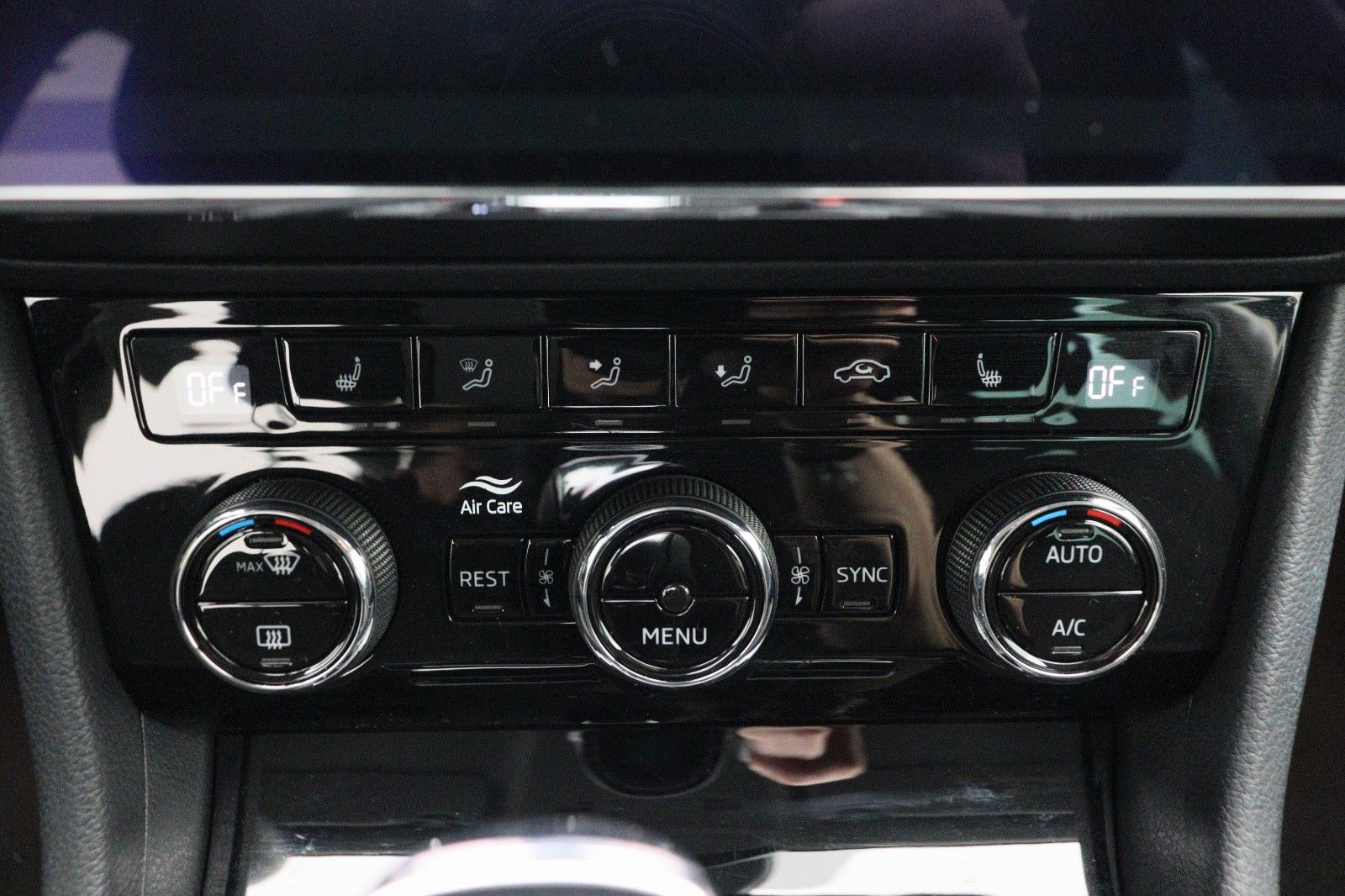 Fahrzeugabbildung SKODA Superb Combi ACC NaviXenon DSG  PDC SHZ v+h