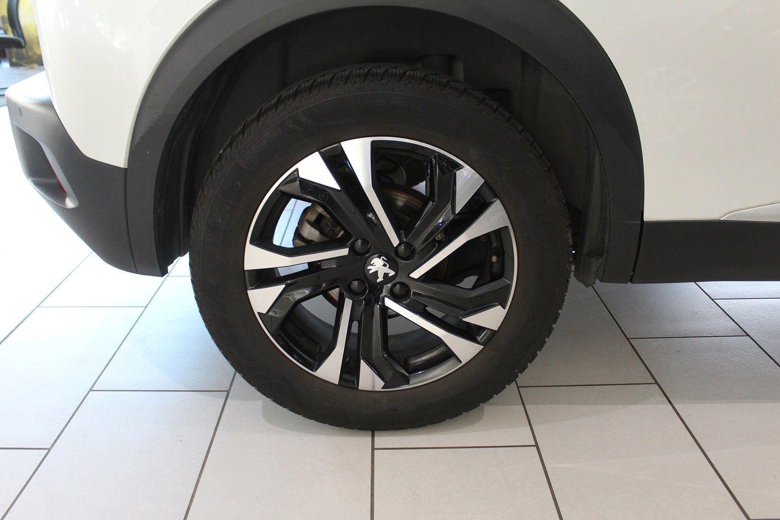 Fahrzeugabbildung Peugeot 2008 Allure Pack 1.2T NAVI/LED/PDC/180°CAM/DAB+