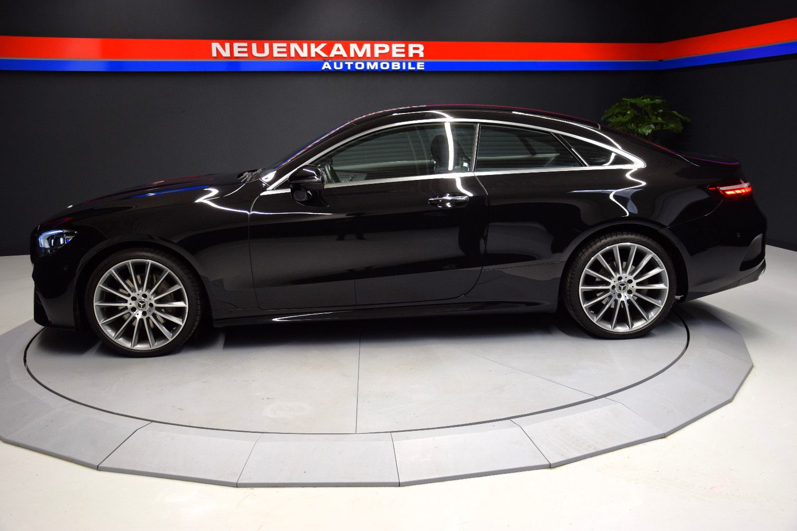 Fahrzeugabbildung Mercedes-Benz E200 4Matic Coupé AMG 360°Burmester 20"Multibeam