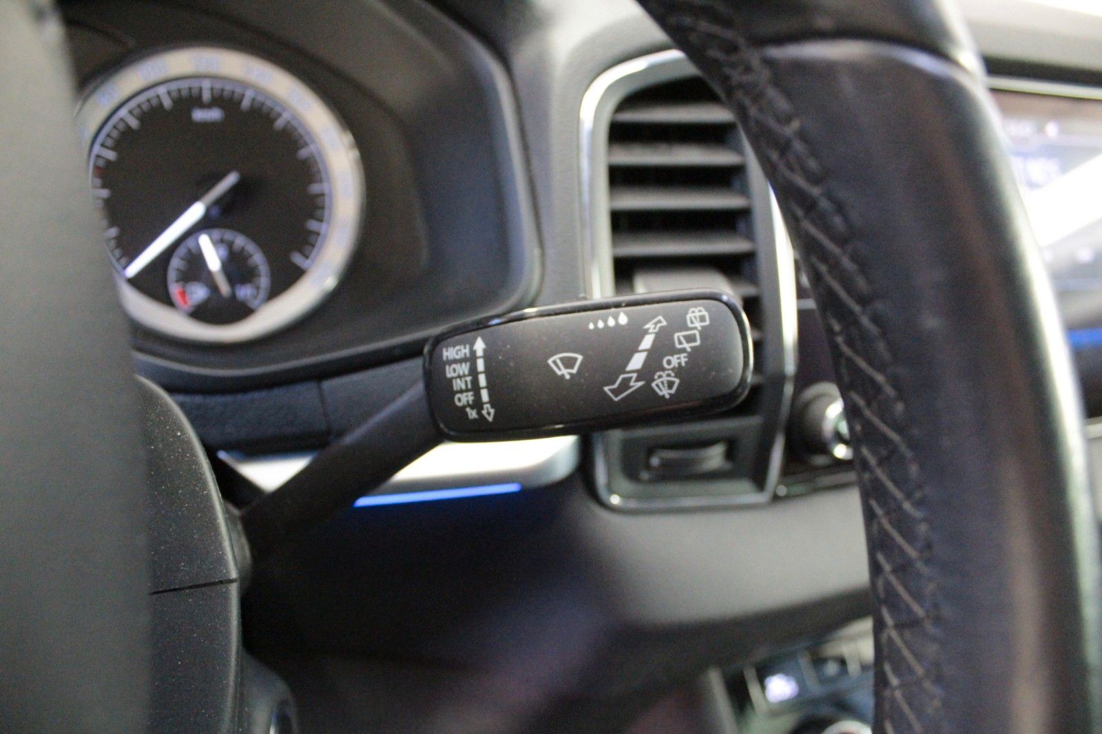 Fahrzeugabbildung SKODA Karoq 1.0 TSI AMBITION  AHK *Allwetter*