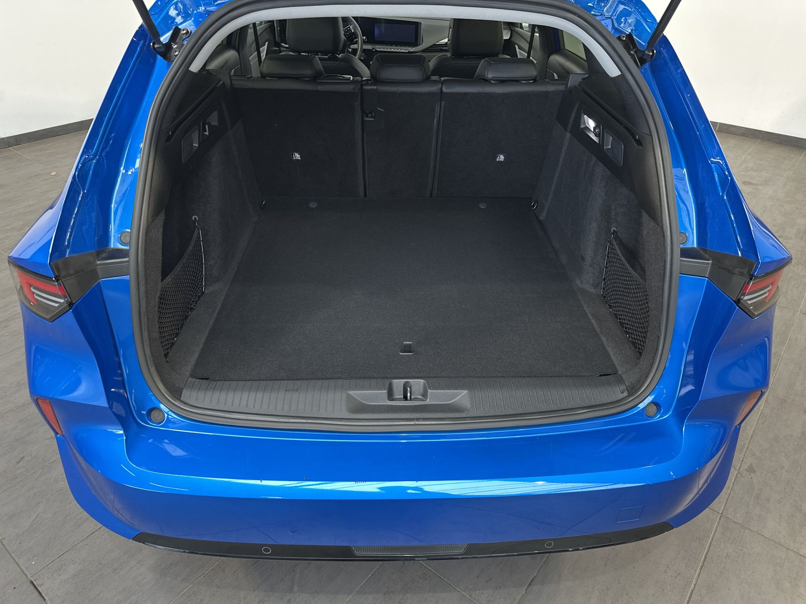 Fahrzeugabbildung Opel Astra SpT 1.6 Hybrid Elegance NAV+LED+ACC+180°