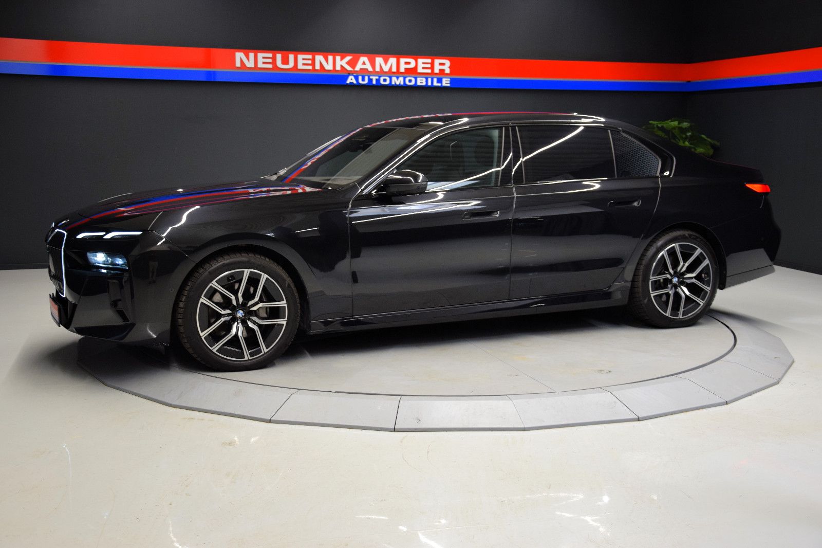 Fahrzeugabbildung BMW 740 d xDrive M Sport Pano Memory Luft B&W STHZ