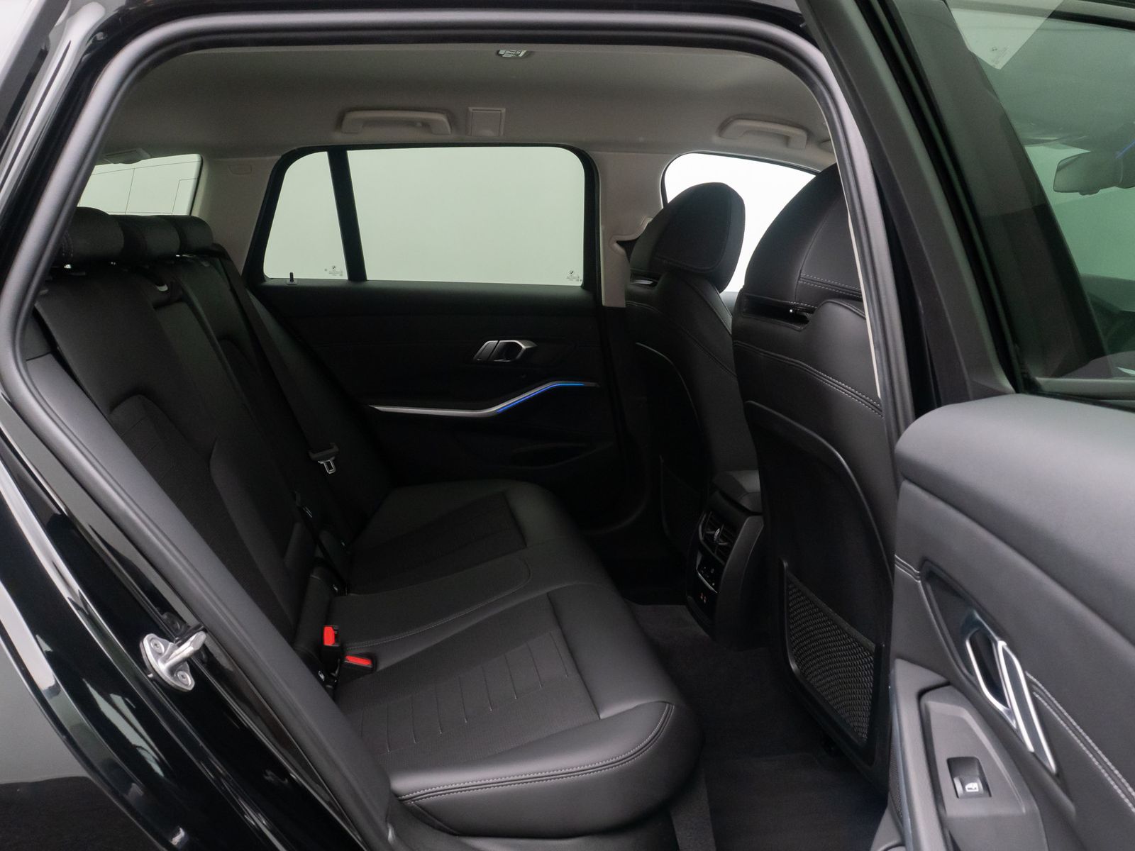 Fahrzeugabbildung BMW 320d Sport Line DAB Alarm PDC GeschwindigReg 17"