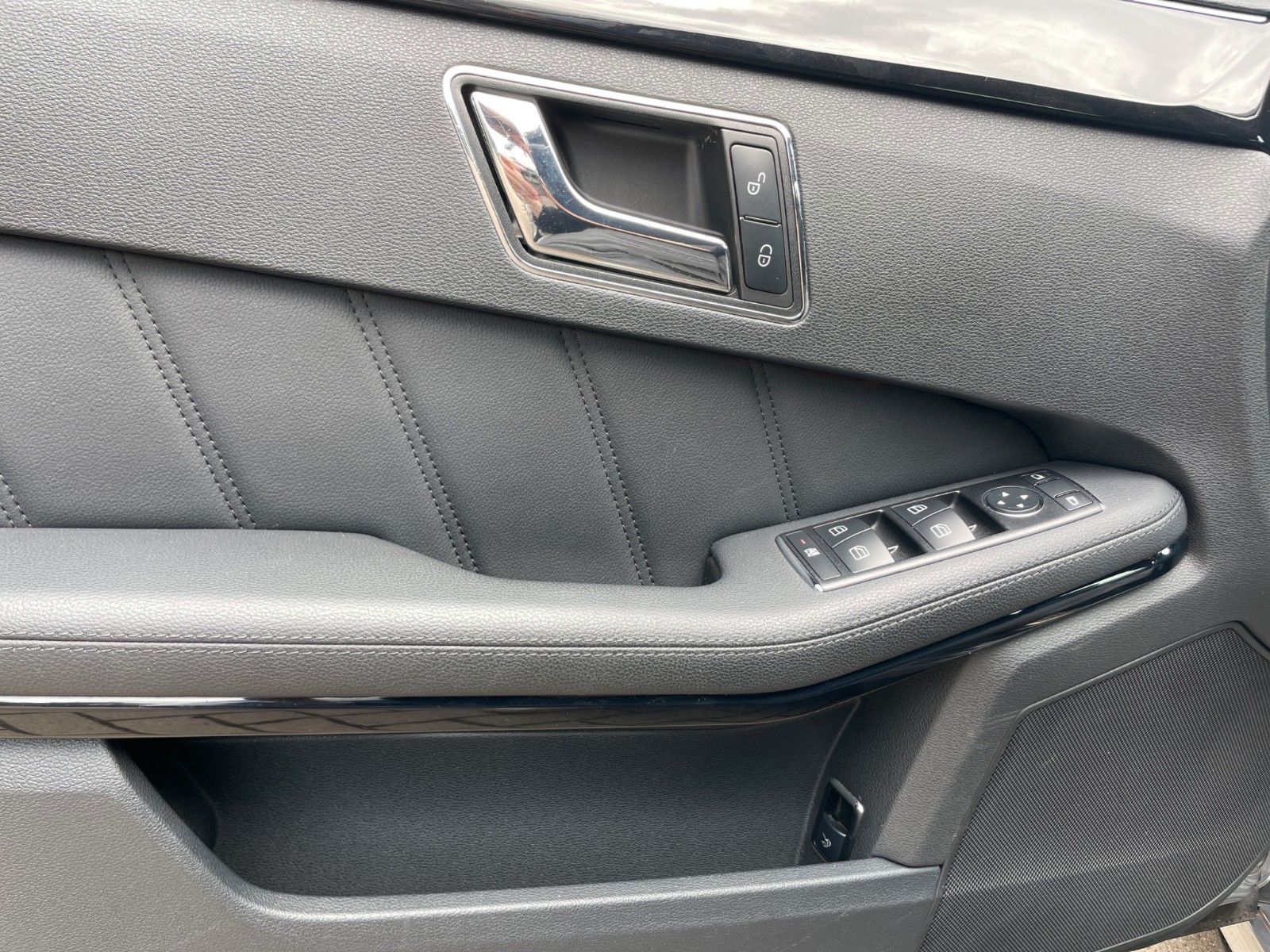 Fahrzeugabbildung Mercedes-Benz E 220 CDI Lim.*Bi-Xen*Standhz*Tempomat*PDC