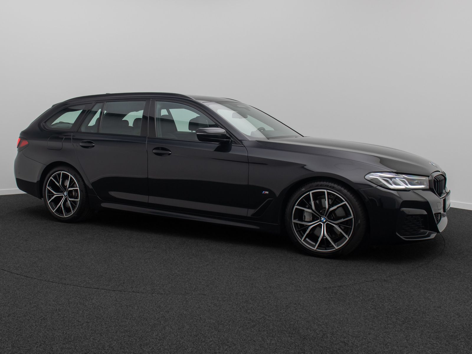 Fahrzeugabbildung BMW 530d M Sport HUD Panorama DAB Kamera HiFi 19Zoll
