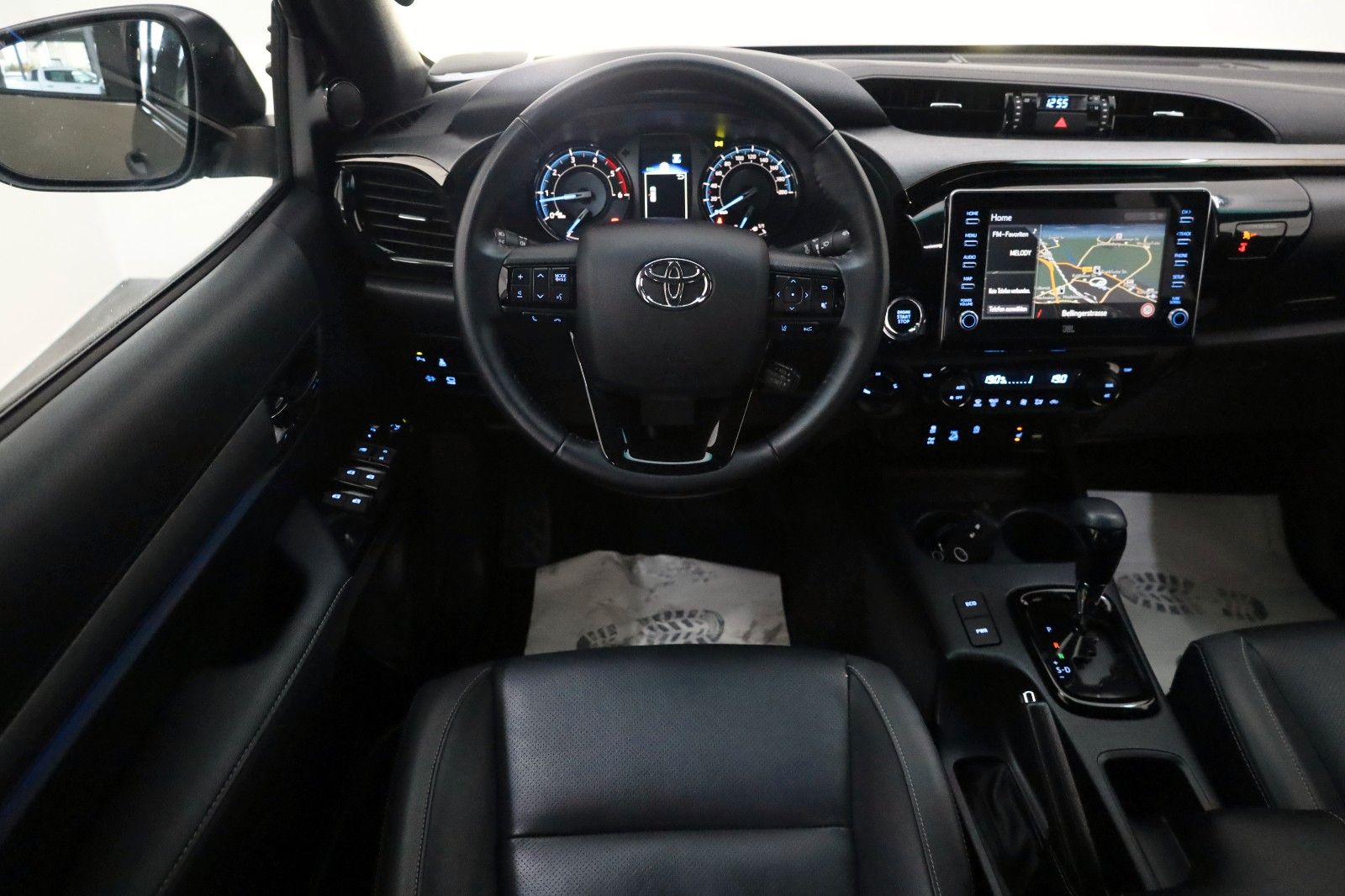 Fahrzeugabbildung Toyota Hilux 2.8 D-4D Invincible,Rollbügel,Rolo,ACC,AHK