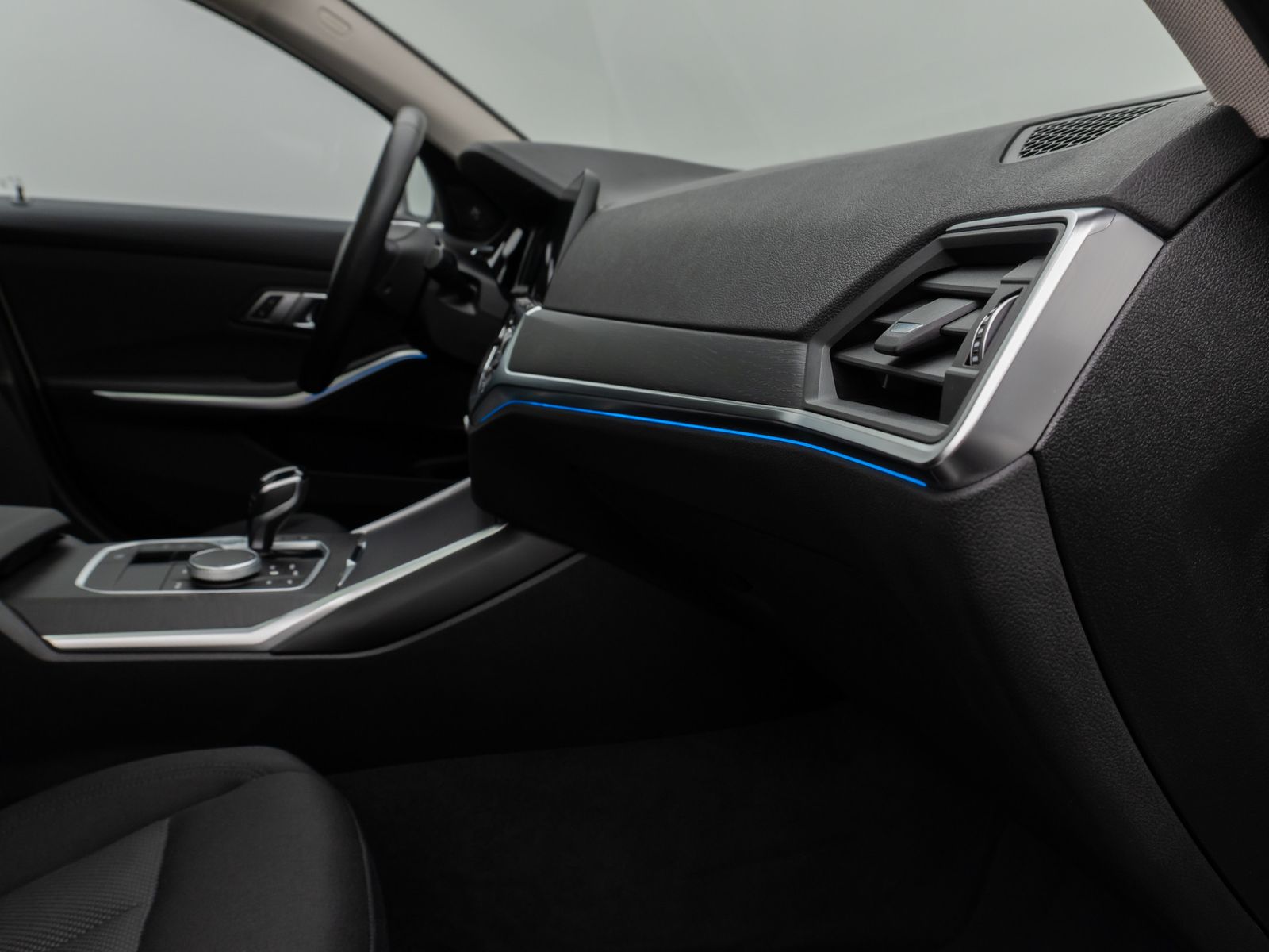 Fahrzeugabbildung BMW 330e Panorama Laser HUD DAB H/K Komfort Alarm