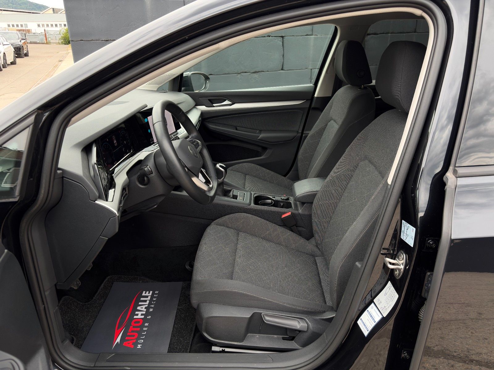 Fahrzeugabbildung Volkswagen Golf VIII Life 1.5 TSI ACC PDC NAV LHZ 3Z-KLIMA