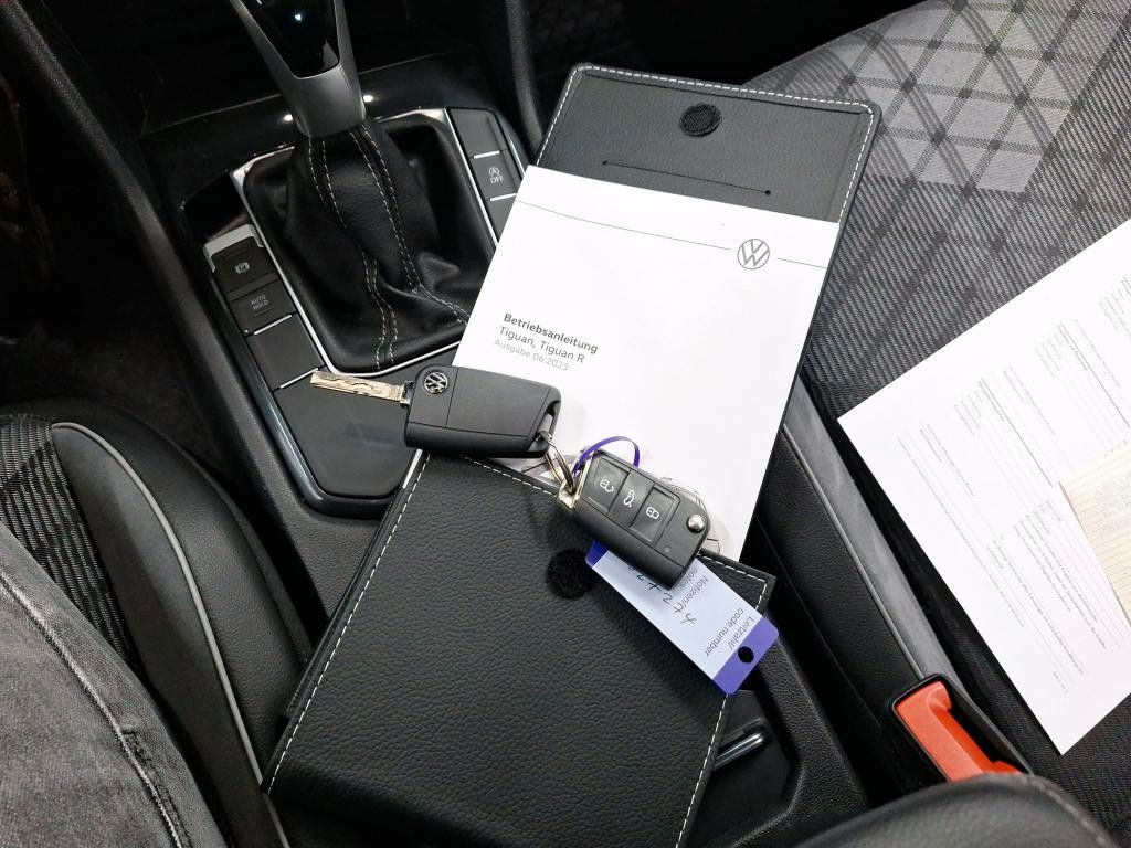 Fahrzeugabbildung Volkswagen Tiguan R-LINE DSG LED AHK ACC 19' APP-CON. 1H