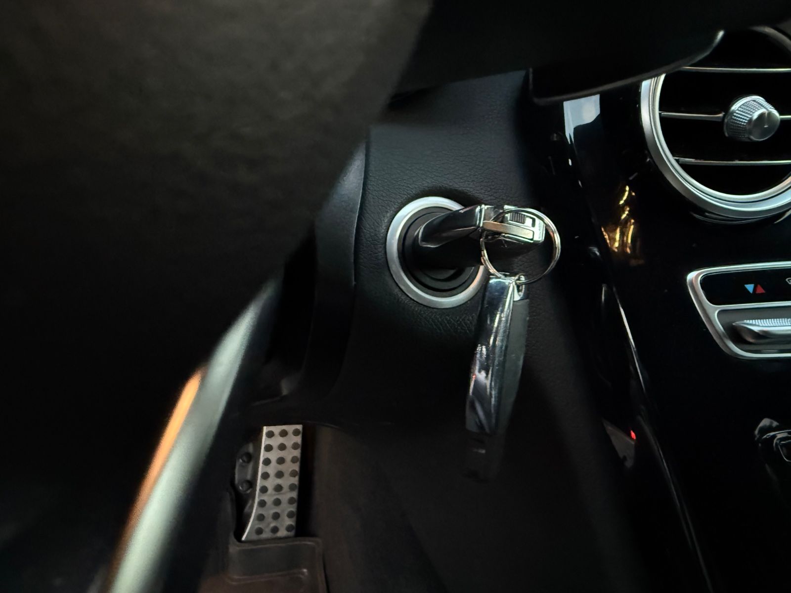 Fahrzeugabbildung Mercedes-Benz C 200 AMG Line Autom.Leder/R-Kamera/LED/Garantie