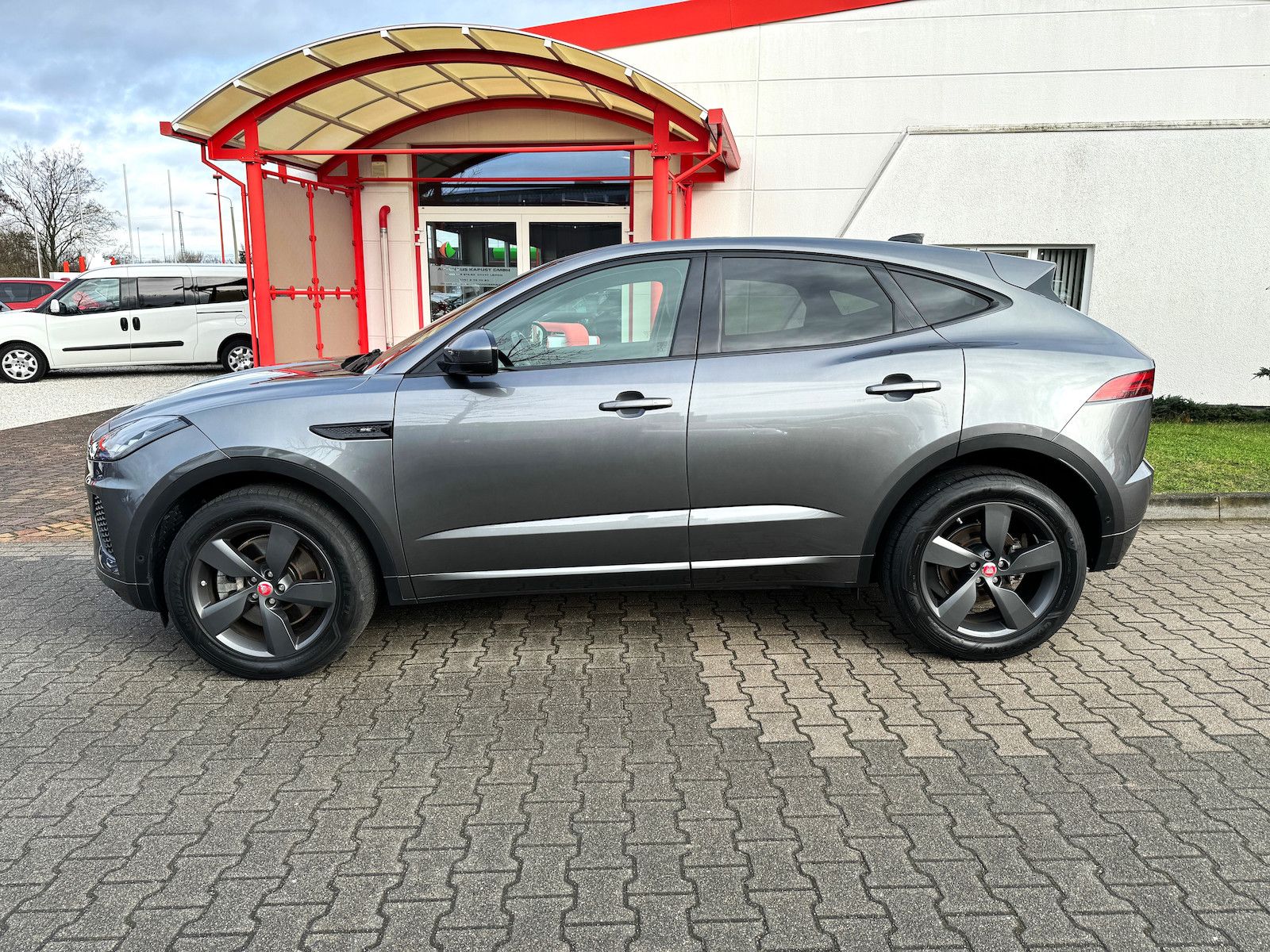 Fahrzeugabbildung Jaguar E-Pace P250 R-Dynamic Black LED/Nav/VZE/Spur/ACC