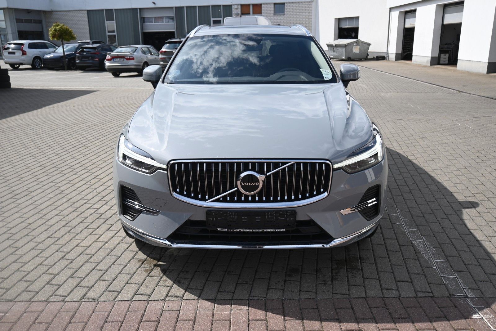 Fahrzeugabbildung Volvo XC60 T6 Essential AWD*PDC*AHK*PANO*STHZG*