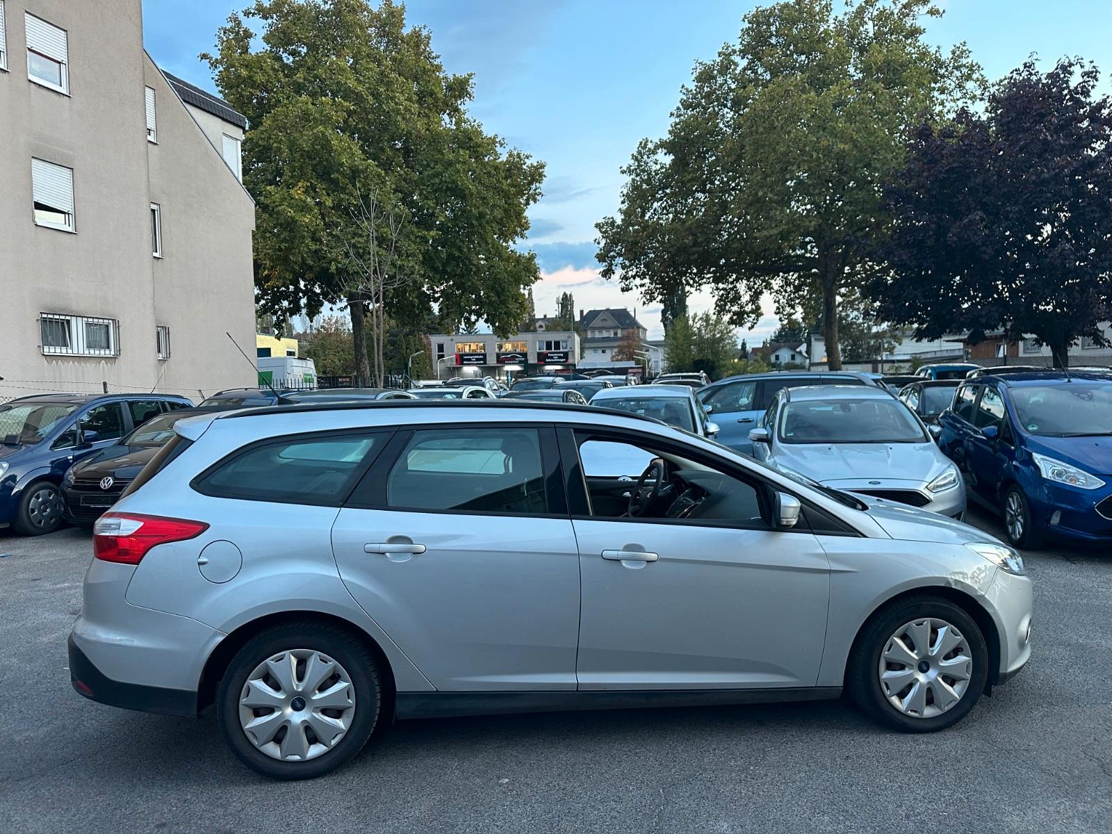 Ford Focus 2011 — вигляд ззаду