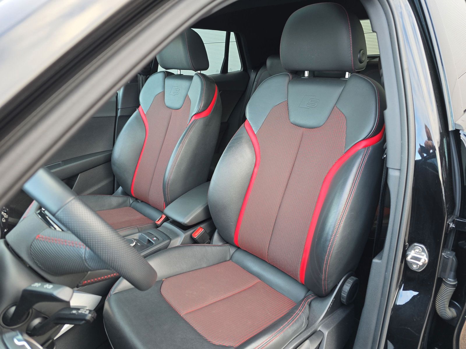 Fahrzeugabbildung Audi Q2 35 TFSI S line LED PANO STANDHZG LM19