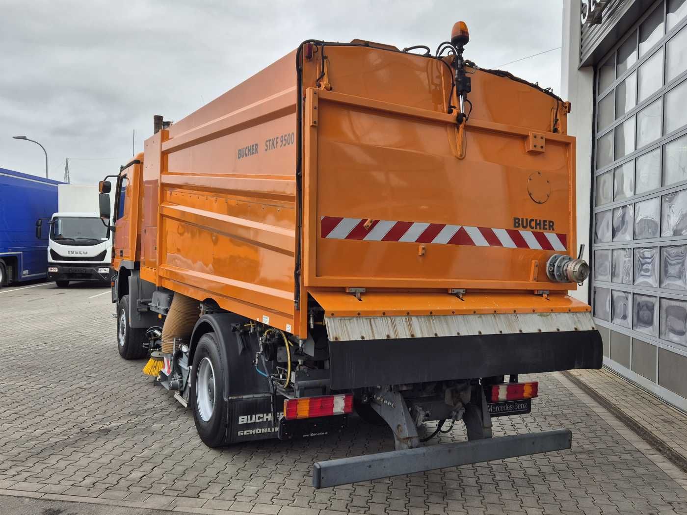 Fahrzeugabbildung Mercedes-Benz Actros 2032 A 4x4 Bucher STKF 9500 Airport 30x