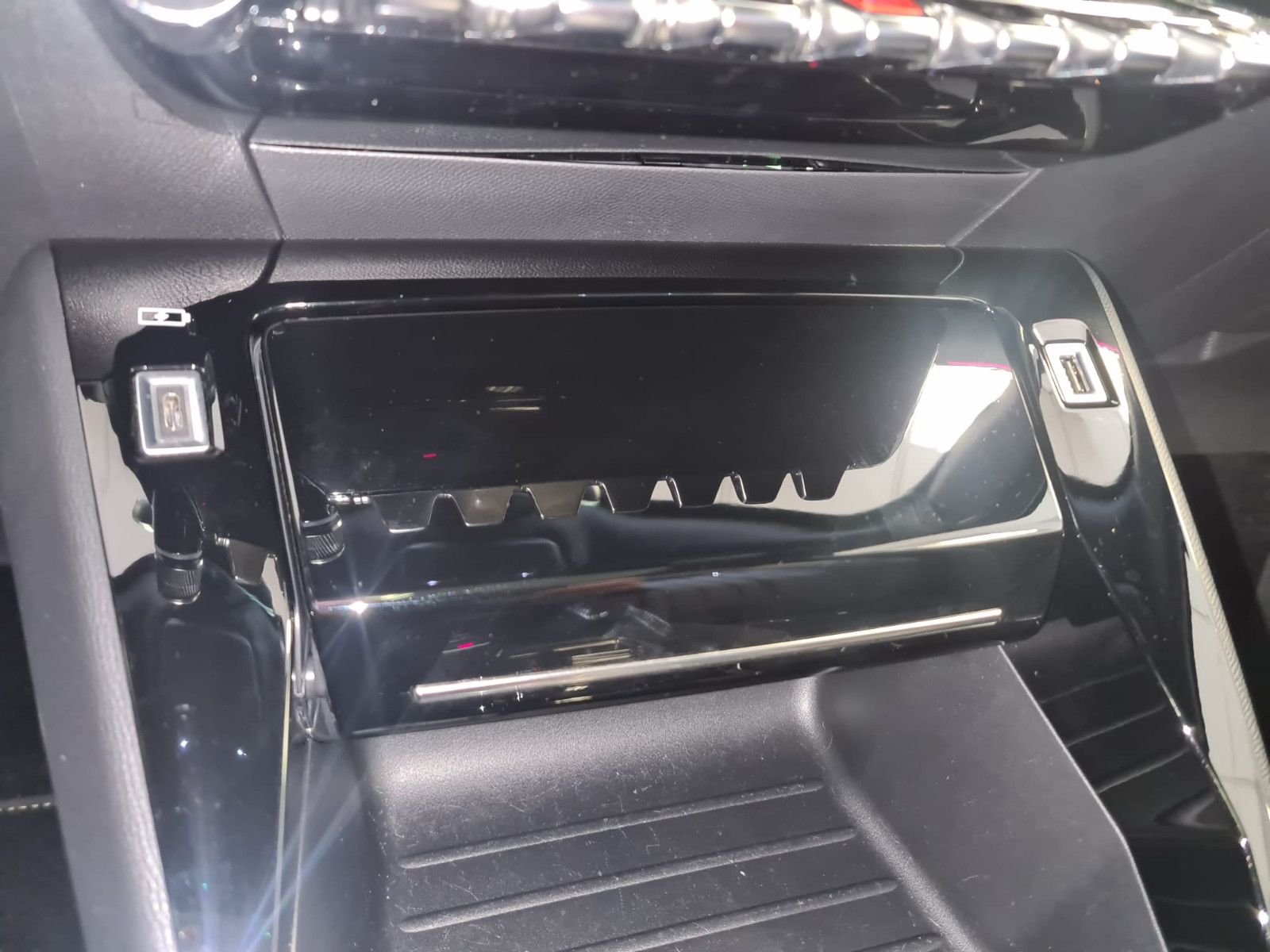 Fahrzeugabbildung Peugeot 2008 GT / PANORAMADACH/DAB/LED/LEDER