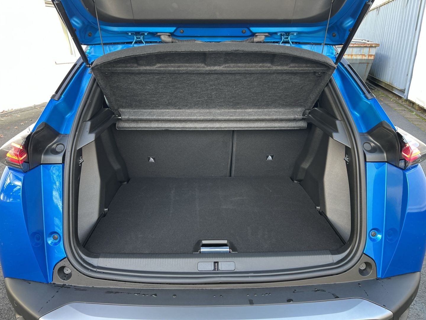 Fahrzeugabbildung Peugeot 2008 GT HYBRID 145 e-DSC6 Panorama Navi