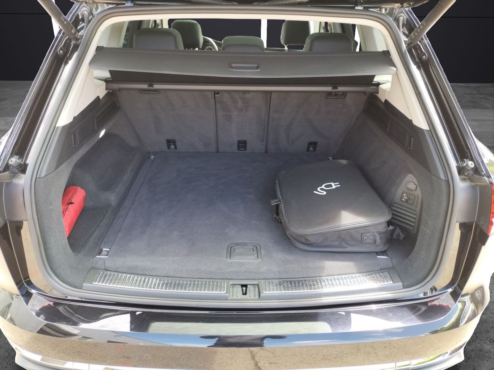 Fahrzeugabbildung Volkswagen Touareg Elegance 4M eHybrid LED PANO AHK SHZ PDC