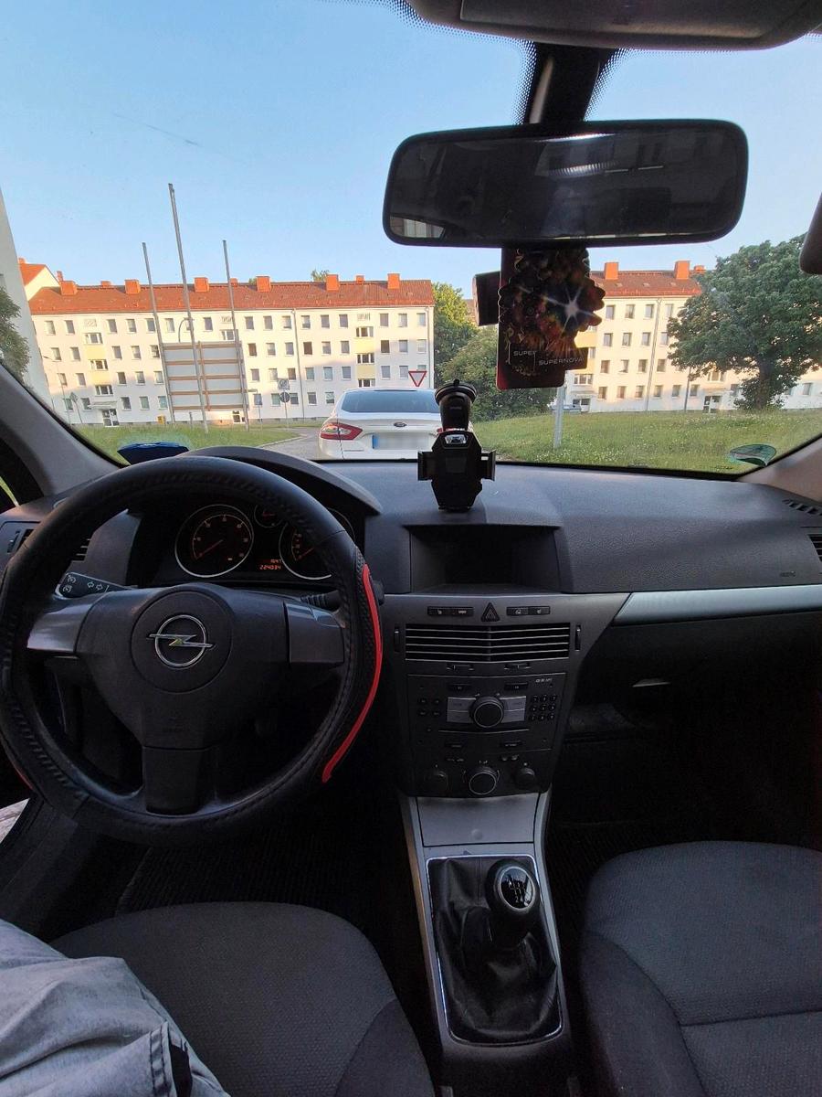 Opel Astra 2006 — engine 120 HP (88kW)