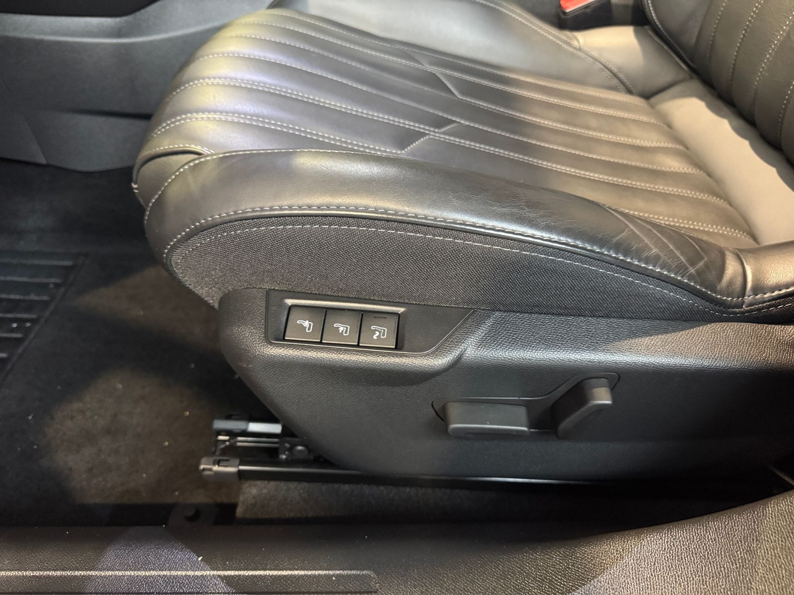 Fahrzeugabbildung Peugeot 2008 GT PANO LED NAVI ALU