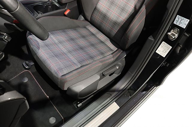 Golf GTI 2.0 TSI ACC KAMERA NAVI PANORAMA SPORTF