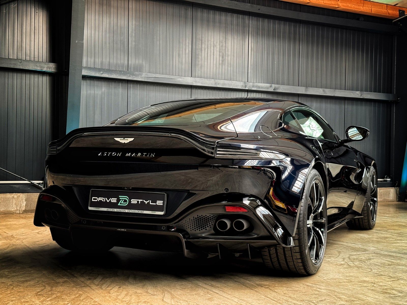Fahrzeugabbildung Aston Martin V8 Vantage