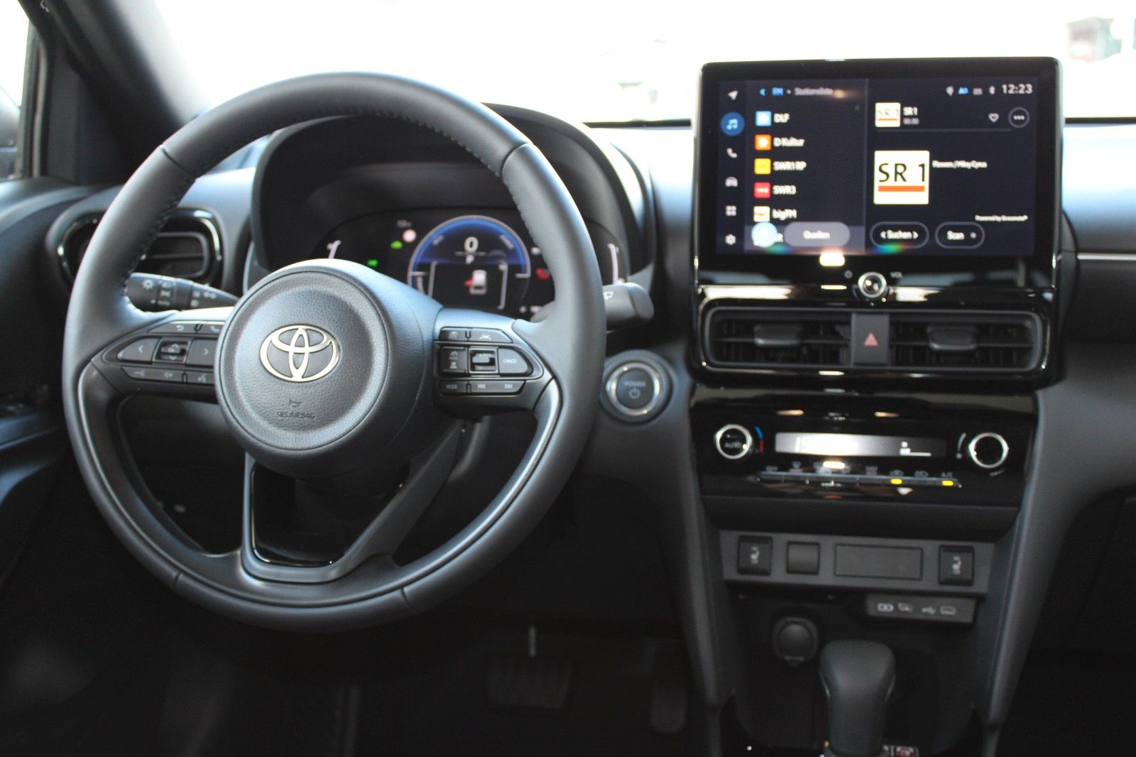 Fahrzeugabbildung Toyota Yaris Cross Hybrid Teamplayer+Winter+Safety