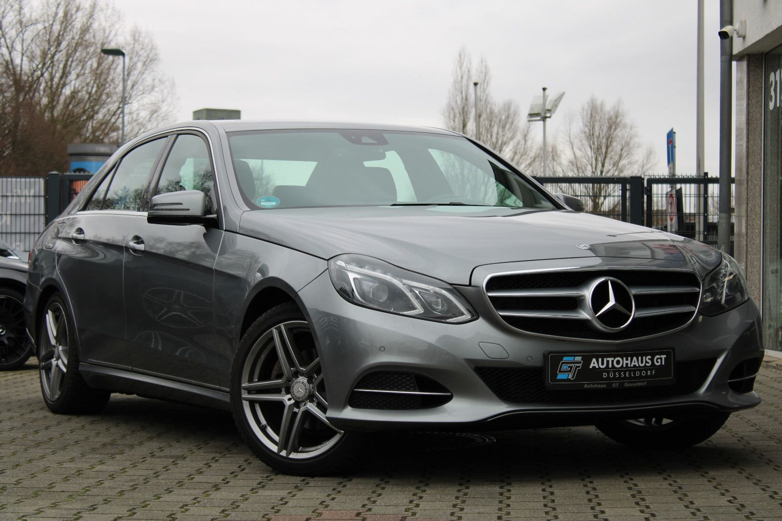 MERCEDES-BENZ E 200 /AMG/Glasd/Navi/Klima/Sitzhzg/Leder/AHK