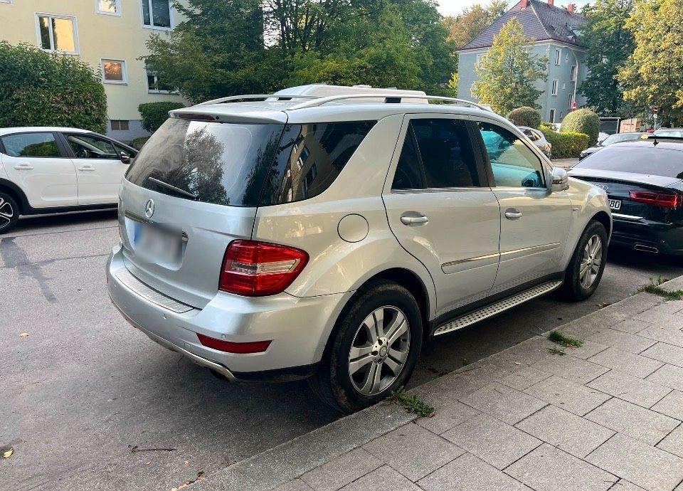 Mercedes-Benz ML300 2009 — rear view