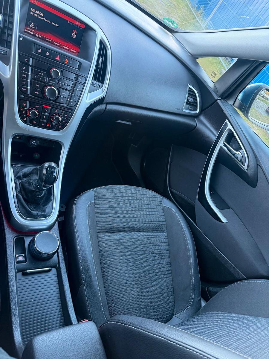 Opel Astra 2014 — photo 7