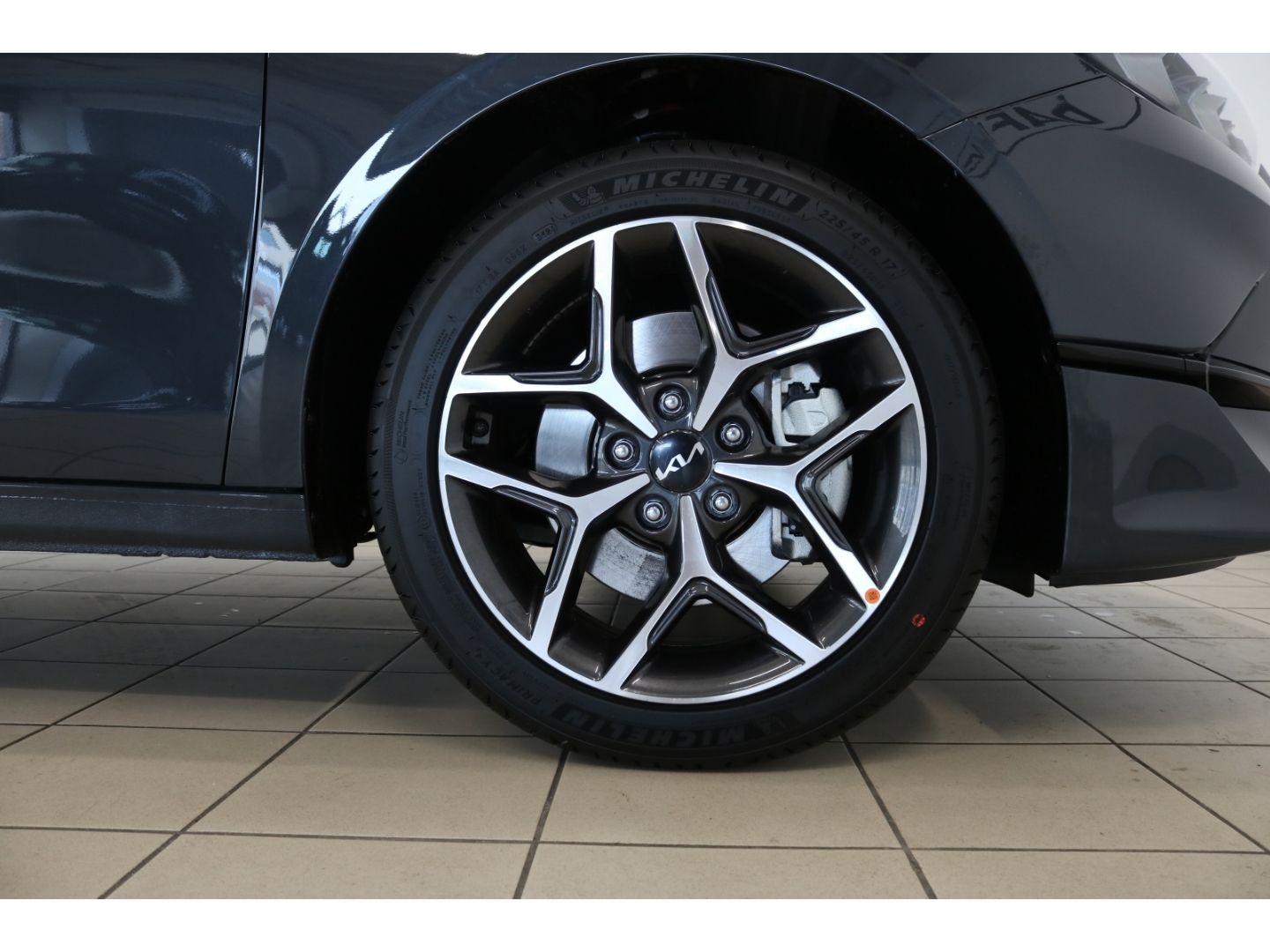 Fahrzeugabbildung Kia Ceed_sw 1.5 T-GDI Spirit SHZ Navi JBL Kamera