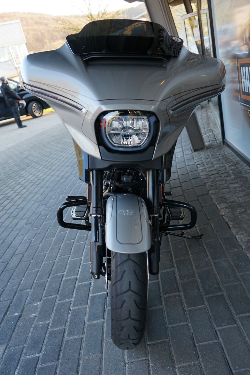 Fahrzeugabbildung Harley-Davidson Street Glide CVO 121cui