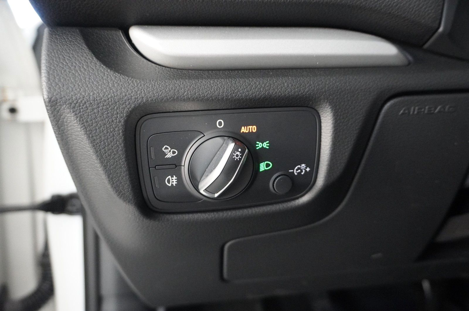 Fahrzeugabbildung Audi A3 Sportback 35 TFSI NAVI/BI-XENON/SHZ/ACC/PDC
