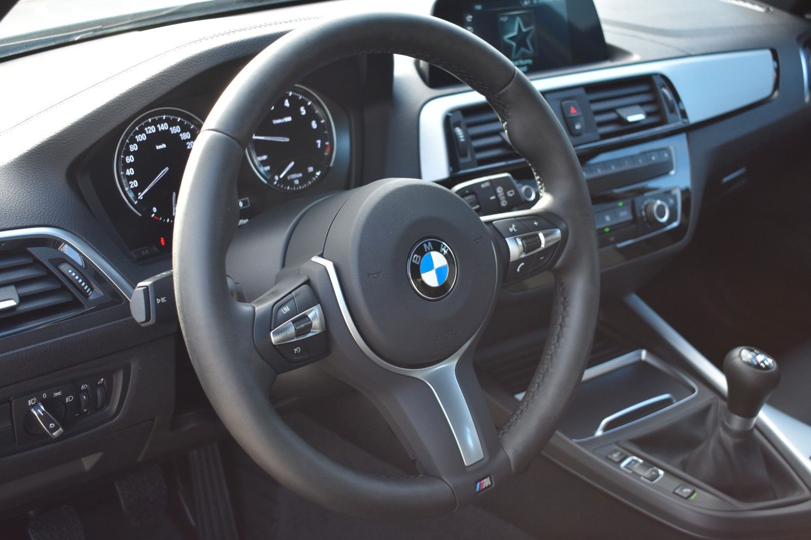 Fahrzeugabbildung BMW 118i Lim. Edition M Sport Shadow Navi Leder LED