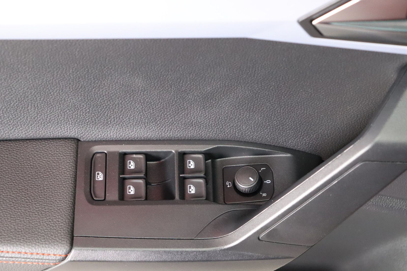 Fahrzeugabbildung SEAT Arona FR DSG * LED * Alcantara * PDC