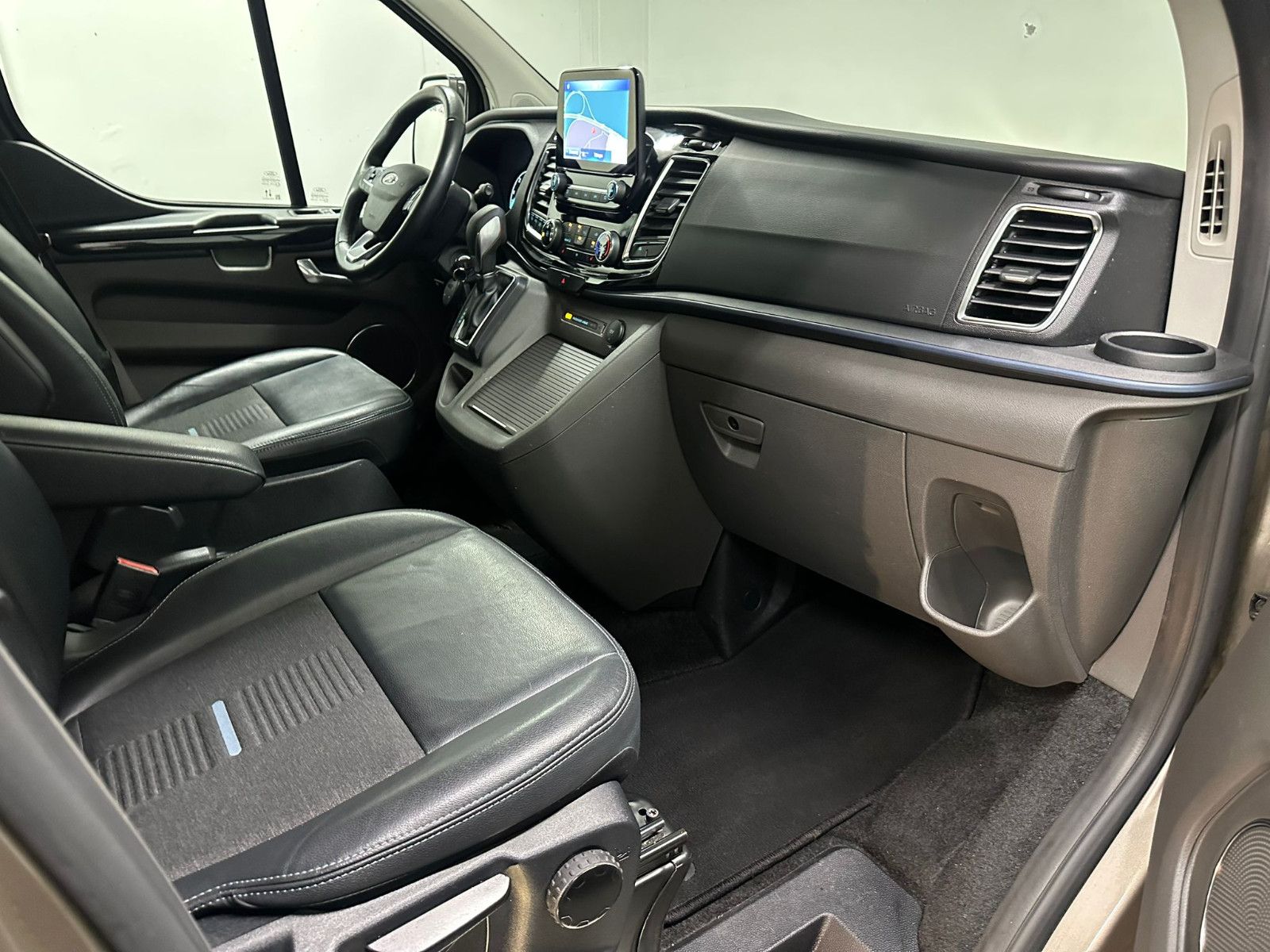 Fahrzeugabbildung Ford Tourneo Custom L1H1 Active*SDH*AHK*8-SITZE*XENON