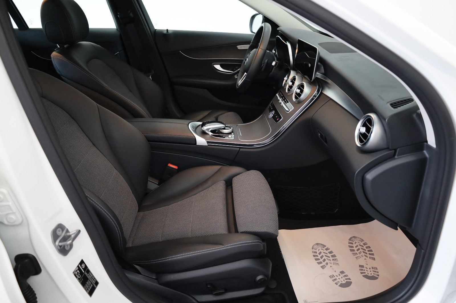 Fahrzeugabbildung Mercedes-Benz C 200 T 4M T.Leder,Navi,LED,SH,PDC,SR+WR