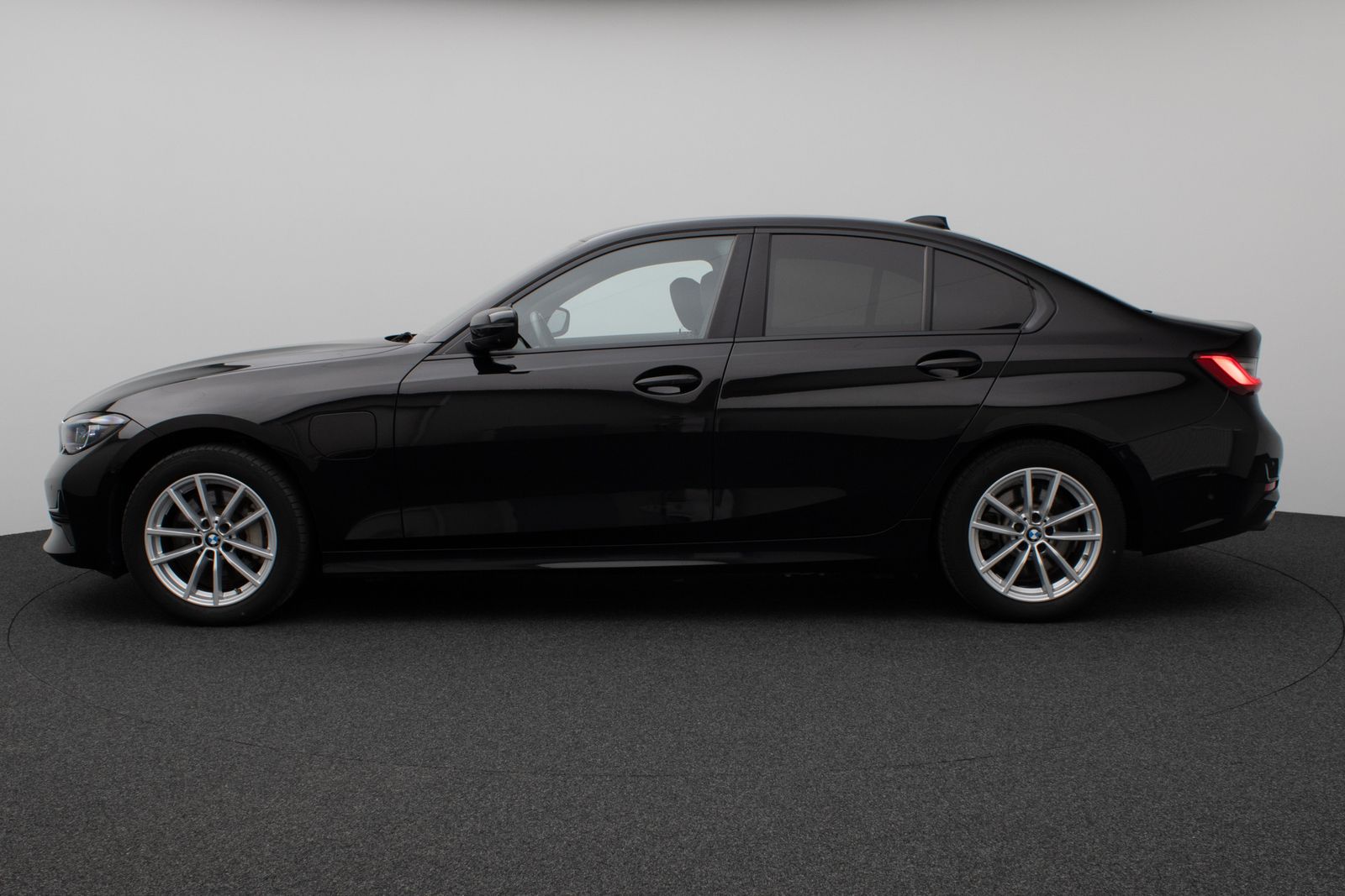 Fahrzeugabbildung BMW 330e Laser 360°HUD DAB H/K Lenkrhzg ACC Komfort