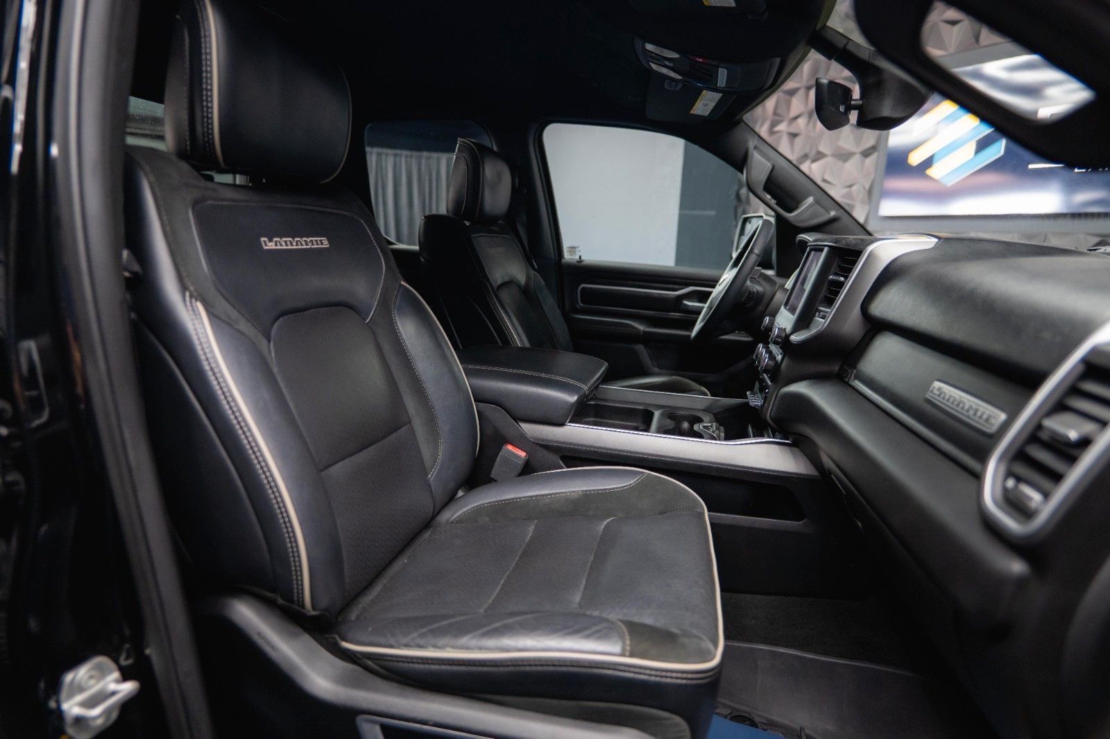 Fahrzeugabbildung Dodge RAM 5.7 V8 HEMI 4x4 Night LARAMIE LONGBED 19%