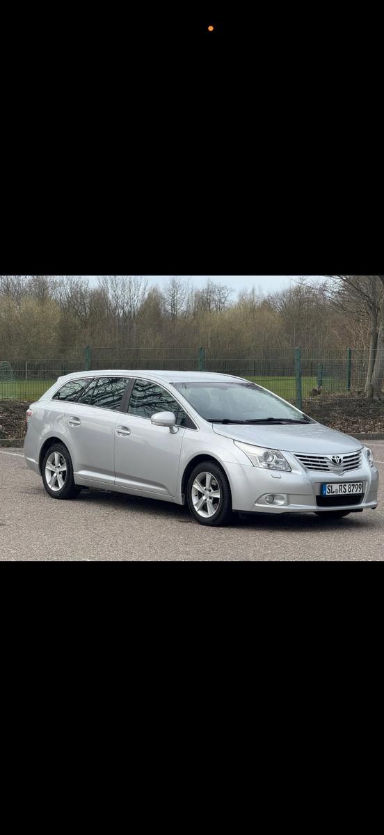 Toyota Avensis 2011 — салон