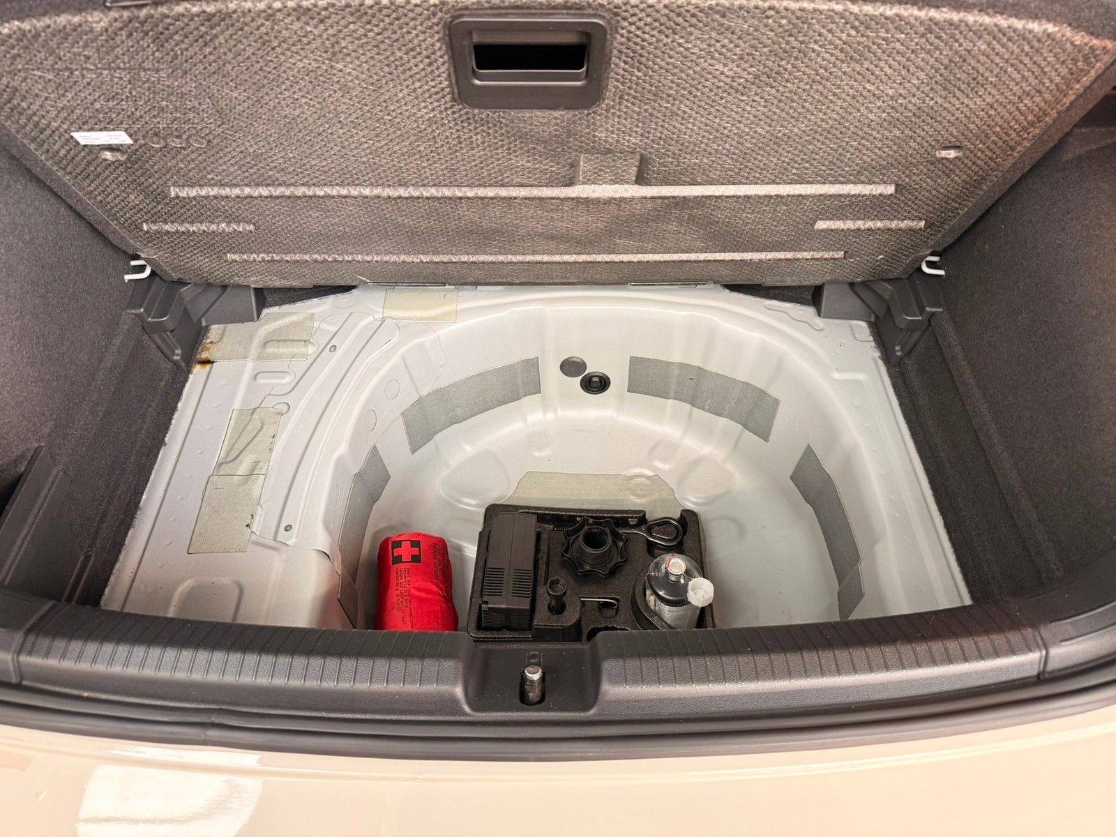 Fahrzeugabbildung Volkswagen Polo 1,0 TSI Life 5-Gang Schaltung + App Connect