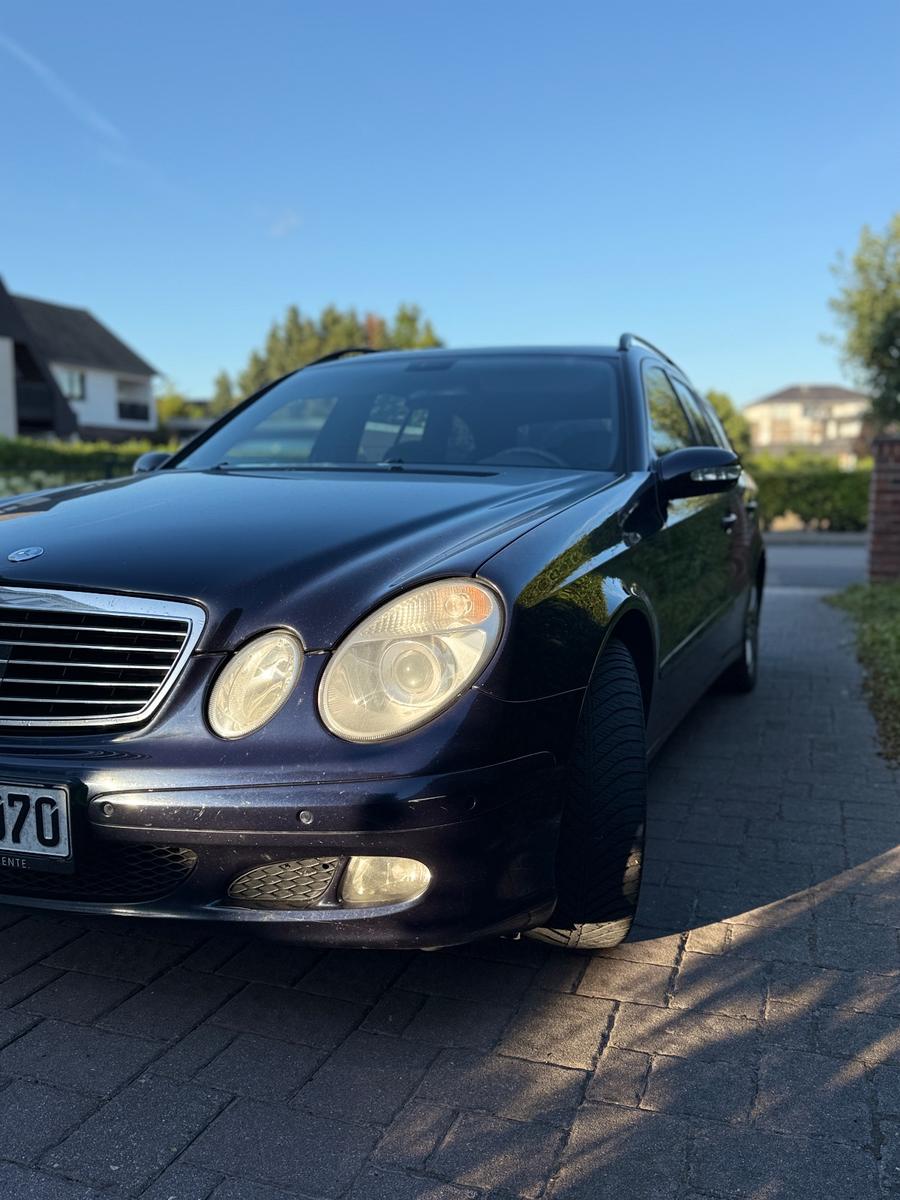 Mercedes-Benz E280 2006 — rear view