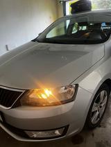 Skoda Rapid 1.2 TSI Active Spaceback Active - silberne Skoda Rapid