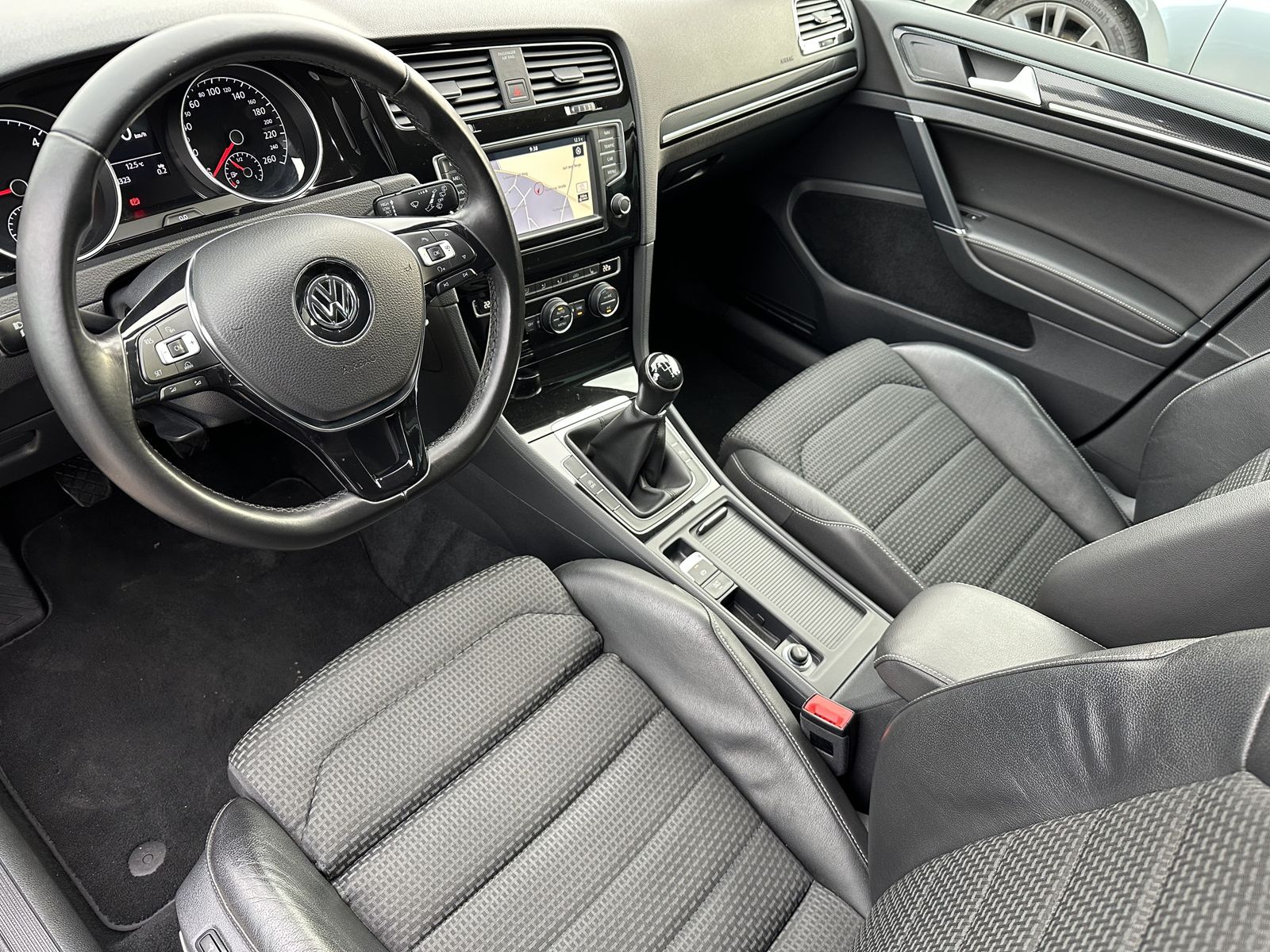 Fahrzeugabbildung Volkswagen Golf VII 2.0 TDI Highline NAV+XEN+LEDER+17ZO+2HD