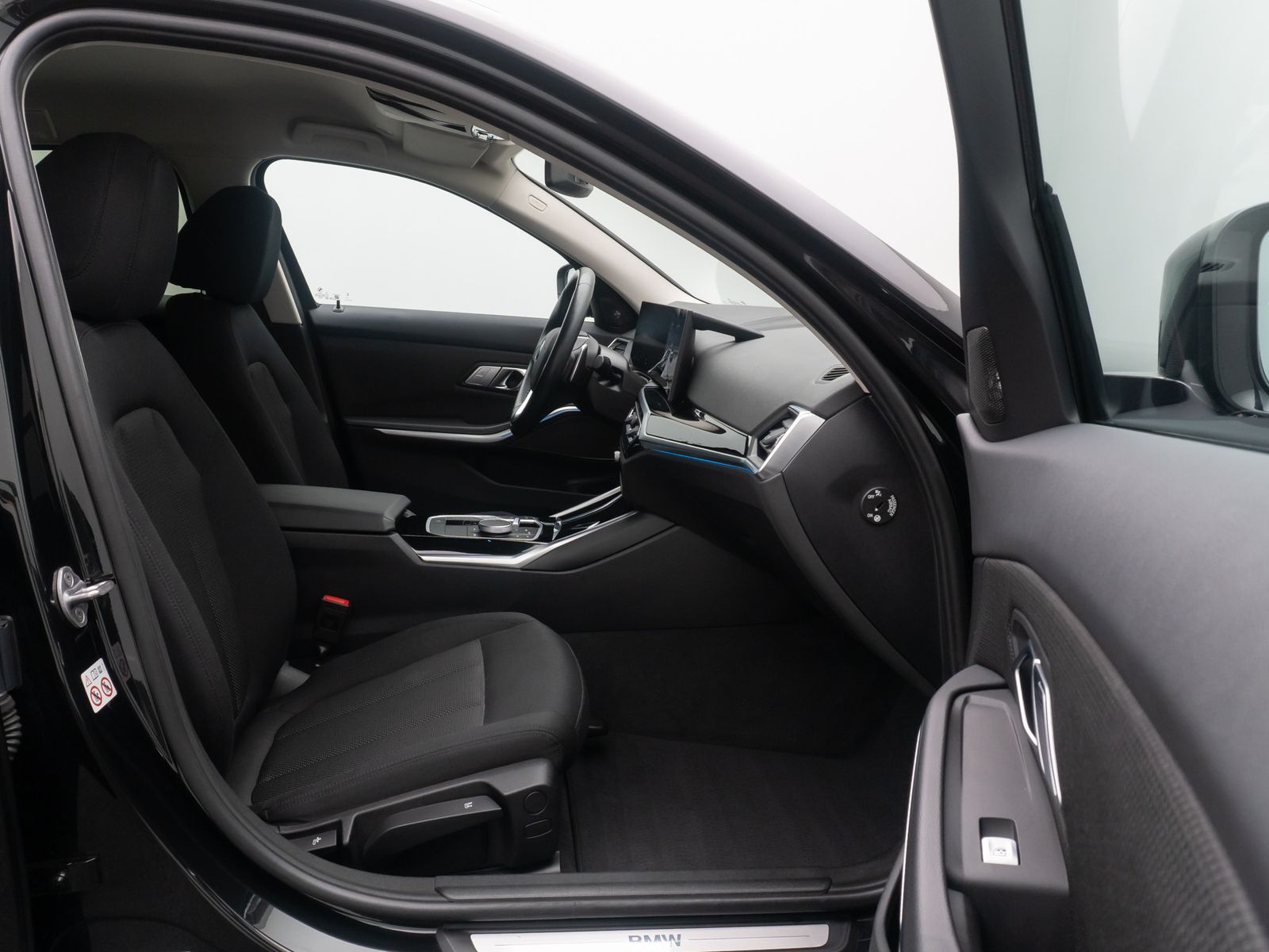 Fahrzeugabbildung BMW 330d H/K GeschwindigReg AHK DAB Widscreen 18Zoll