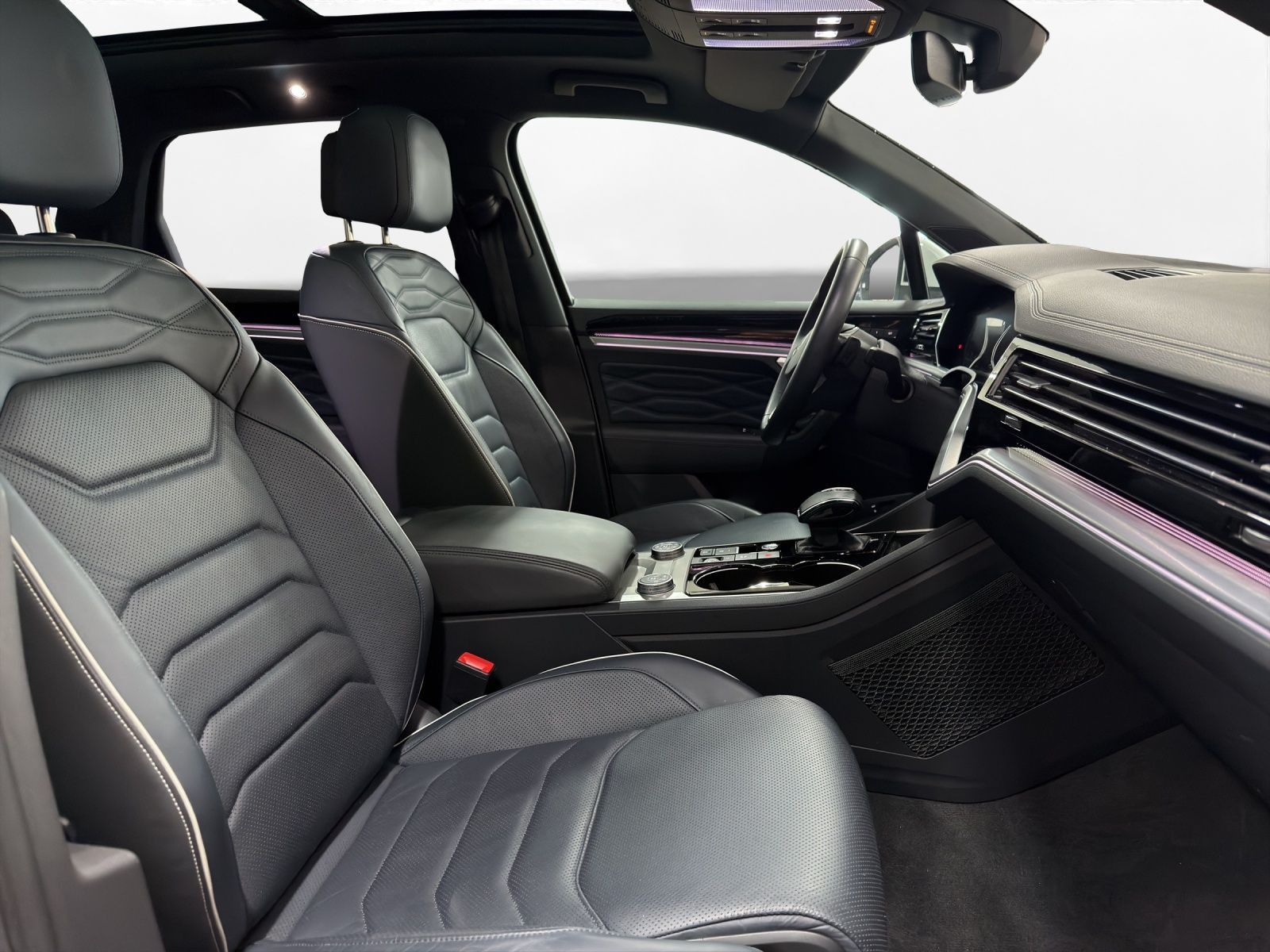 Volkswagen Touareg 3.0 eHybrid AHK Pano Matrix LM 21 360° foto 17