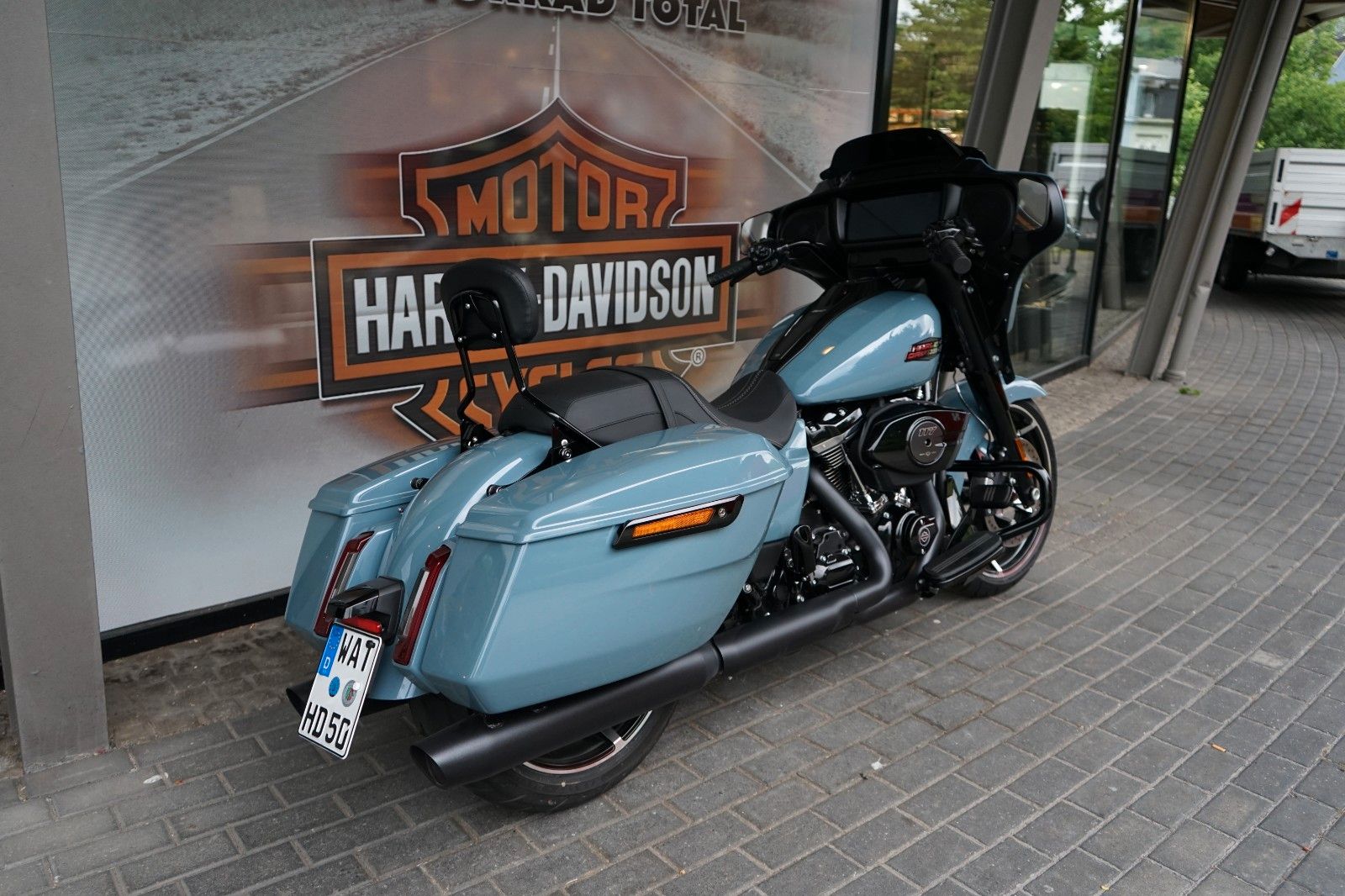 Fahrzeugabbildung Harley-Davidson Street Glide FLHX Black Finish mit Sissy Bar